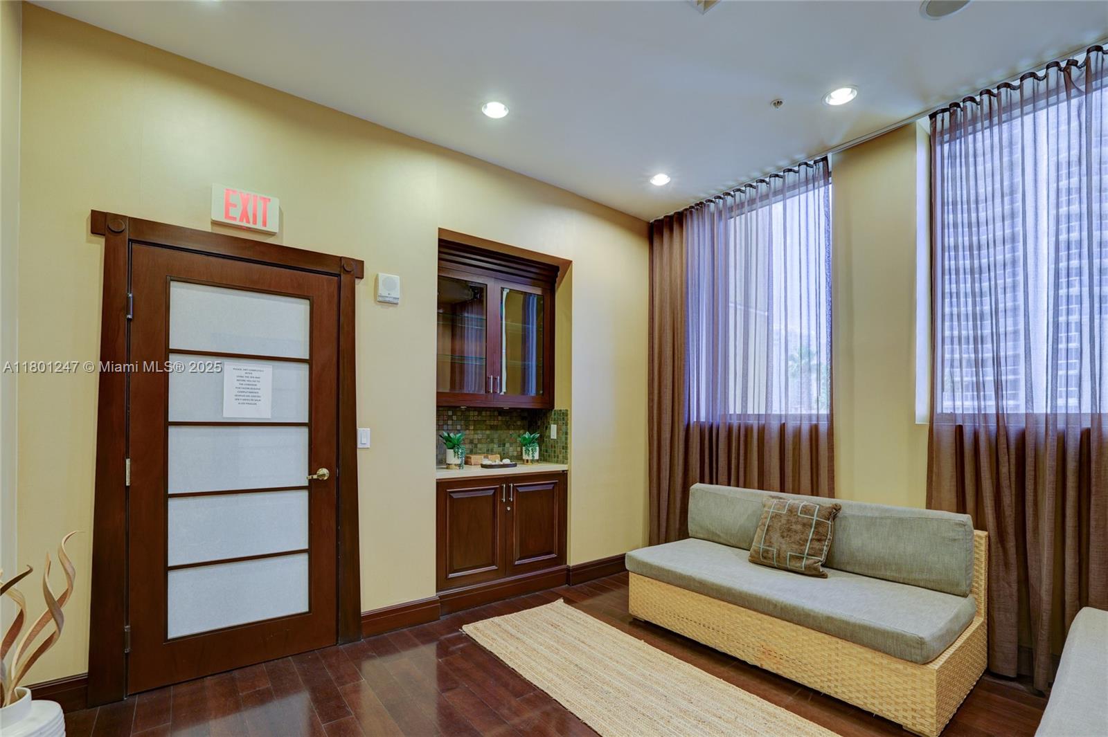 16275 Collins Ave # 2002