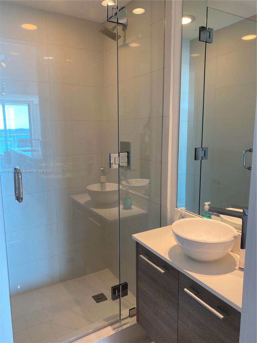 650 NE 32nd St # 2305