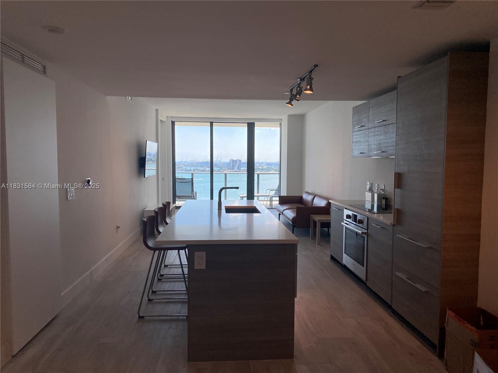 650 NE 32nd St # 2305