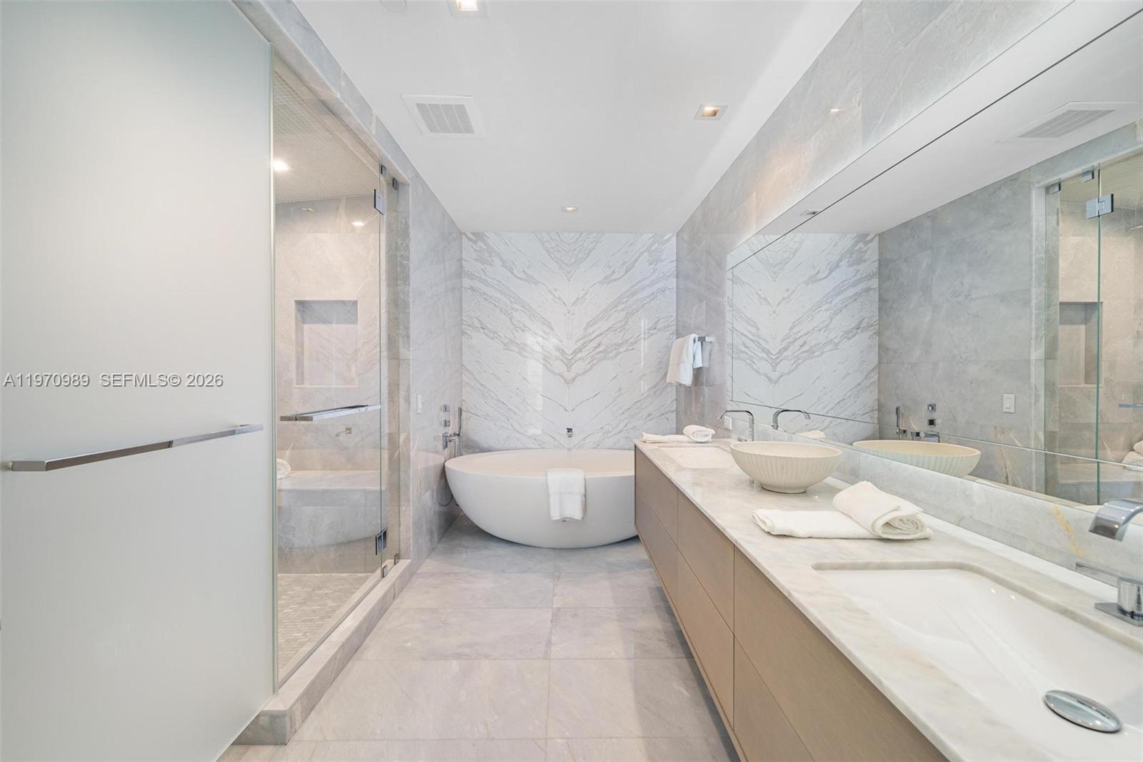 18501 Collins Ave # 2003