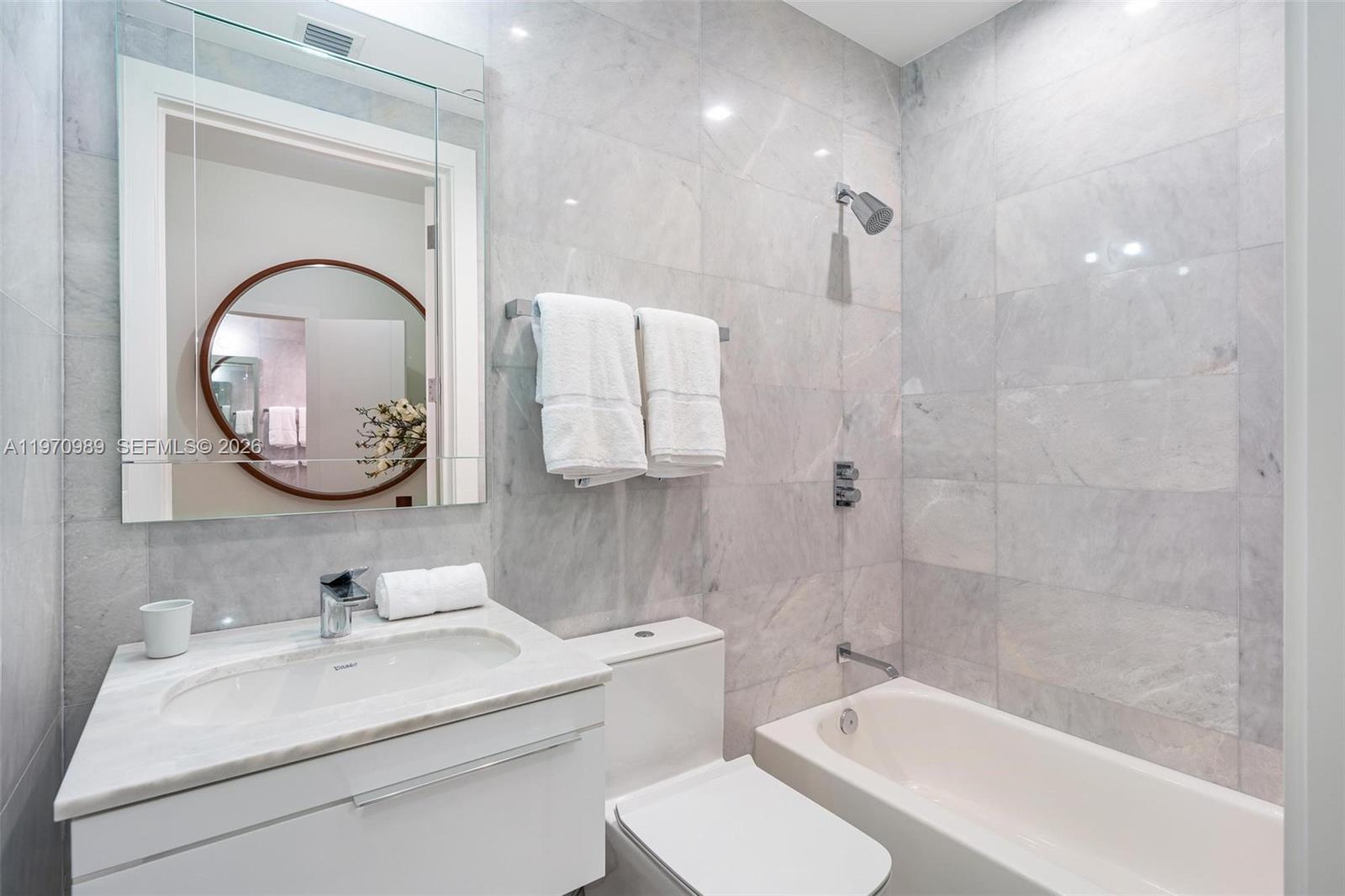 18501 Collins Ave # 2003