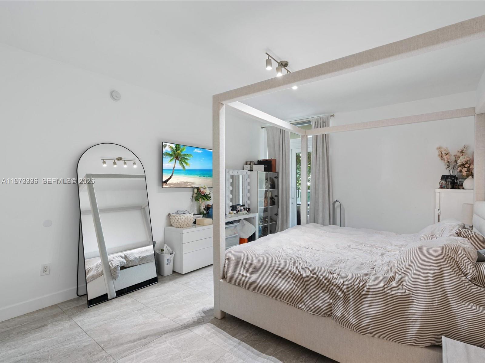 3340 NE 190th St # 204