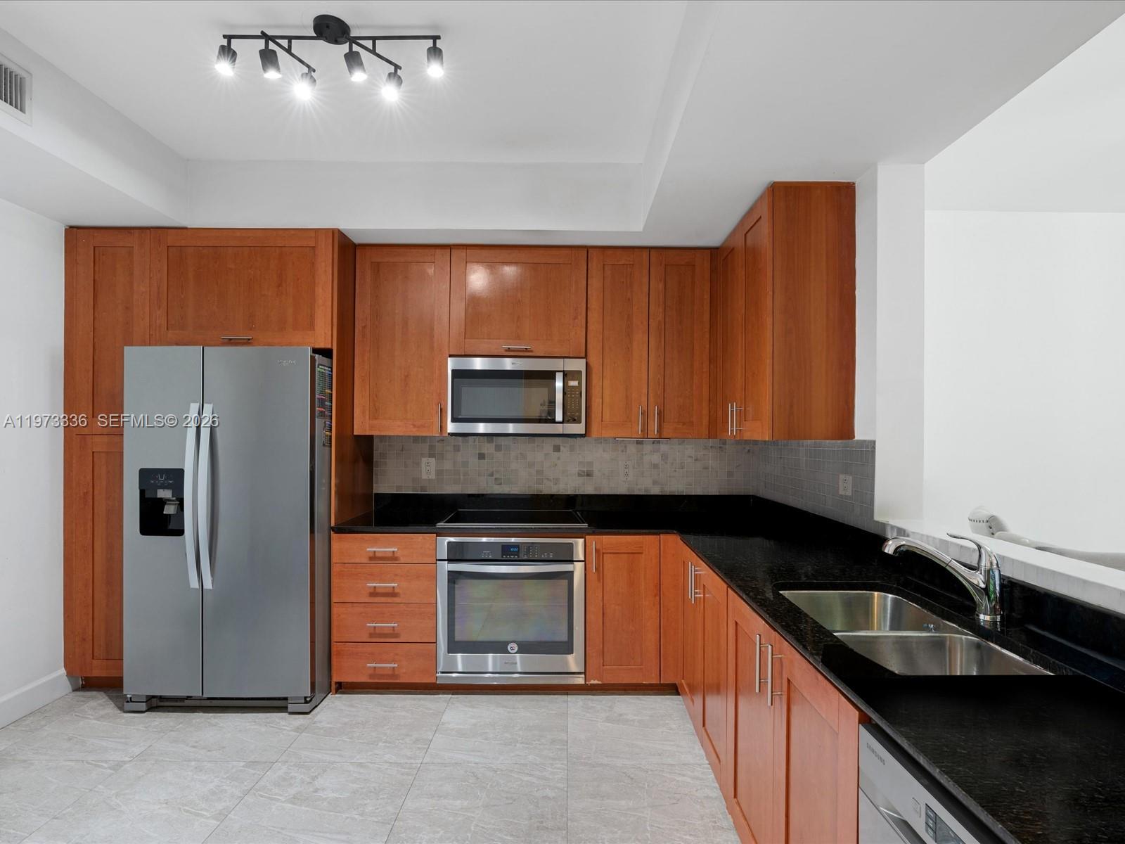 3340 NE 190th St # 204