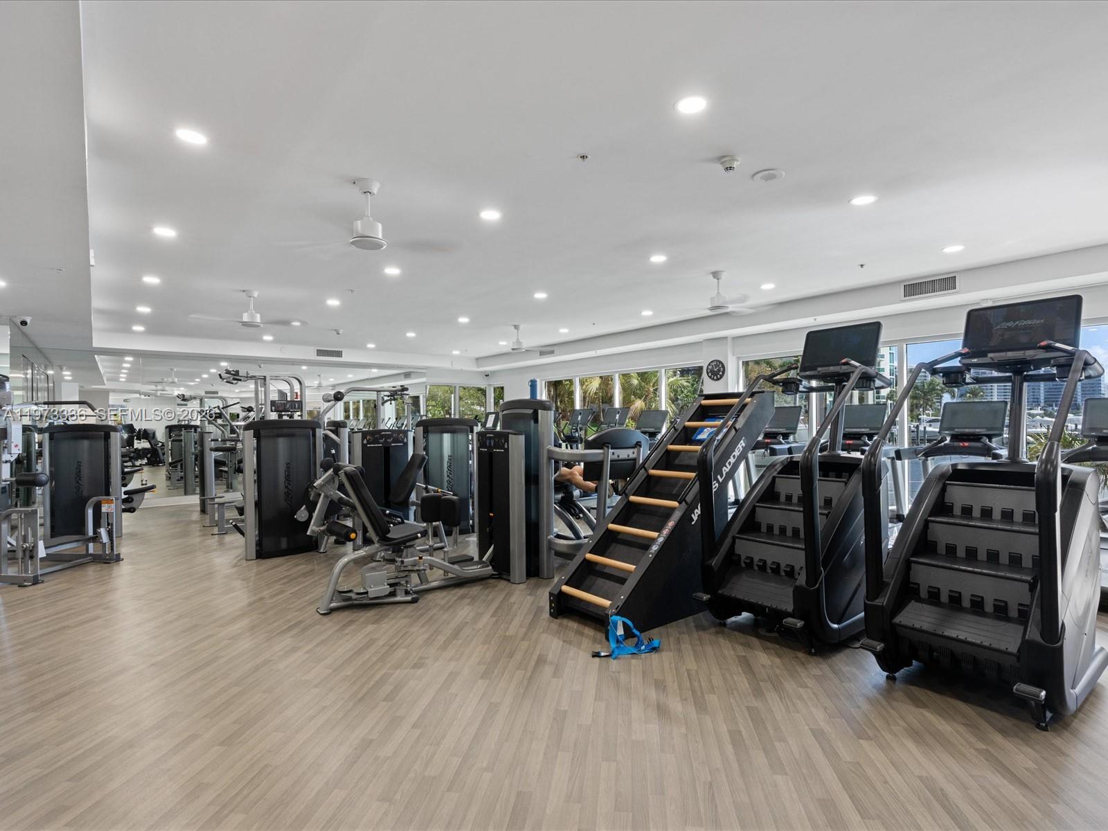 3340 NE 190th St # 204