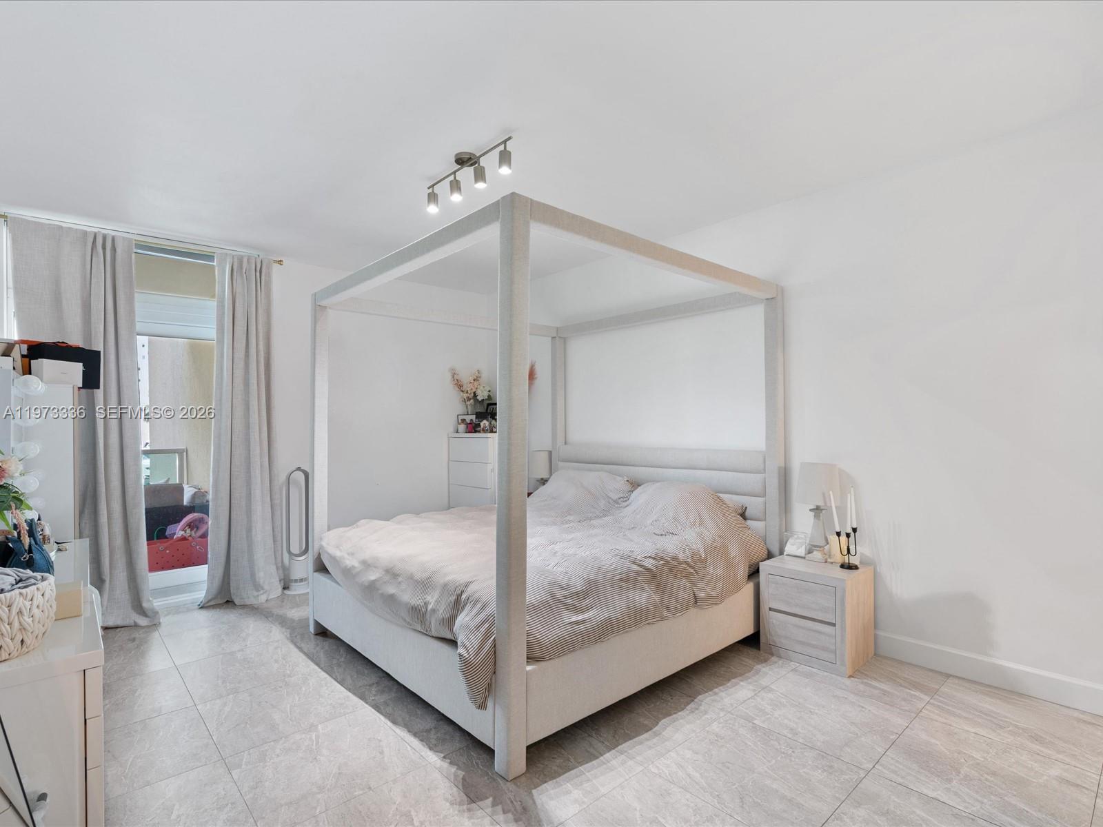 3340 NE 190th St # 204