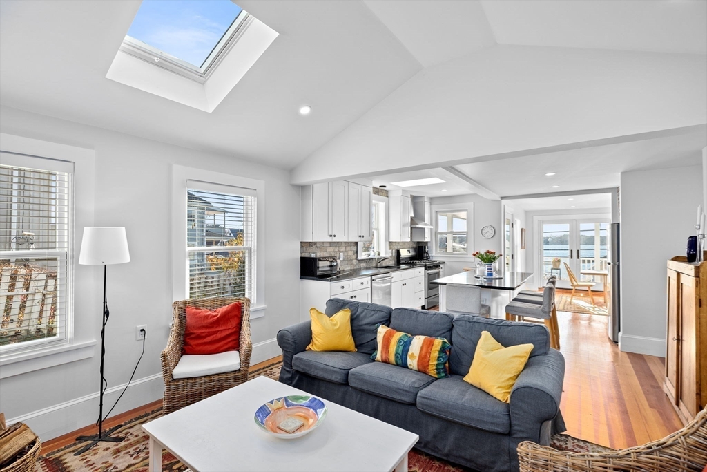 30 Bay St