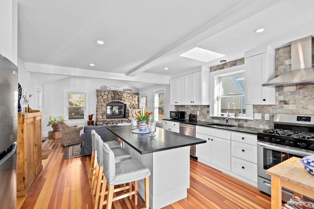 30 Bay St