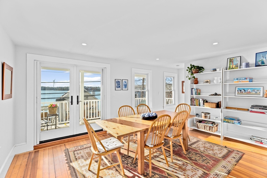 30 Bay St