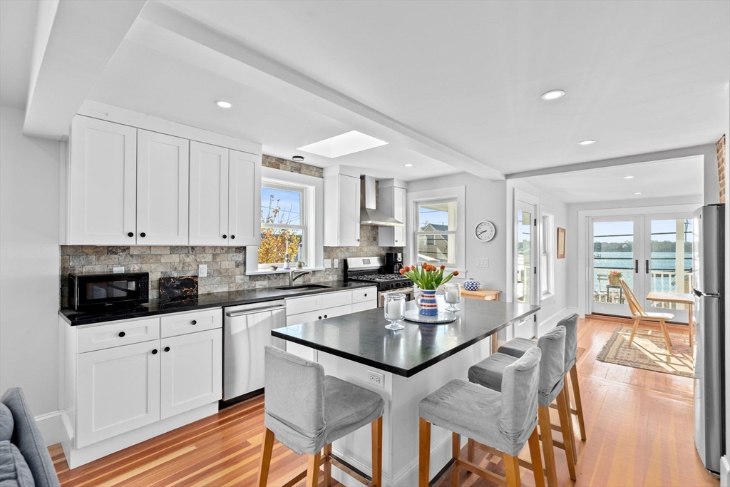 30 Bay St