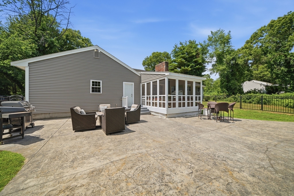 737 North St
