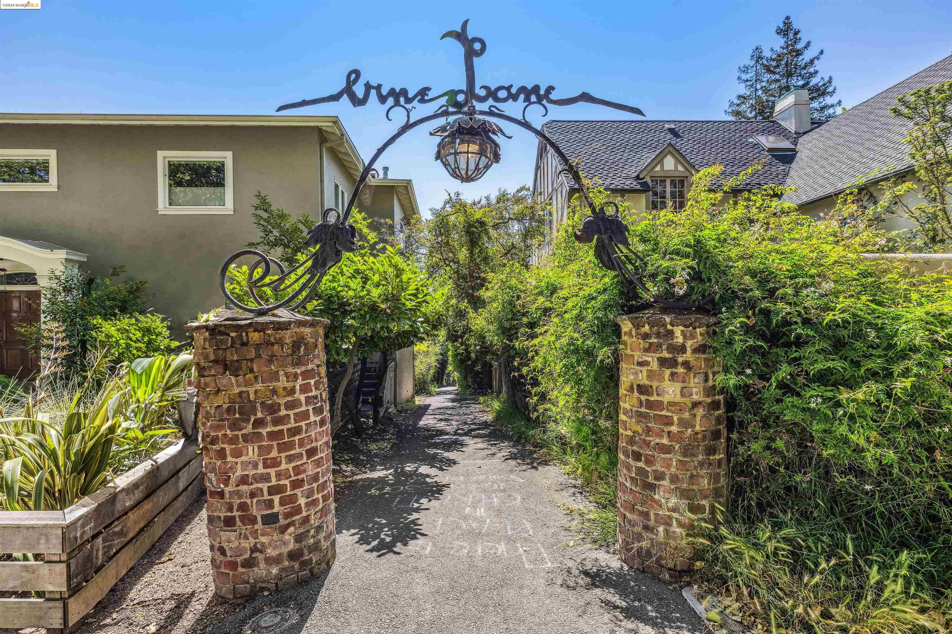 2 Vine Ln
