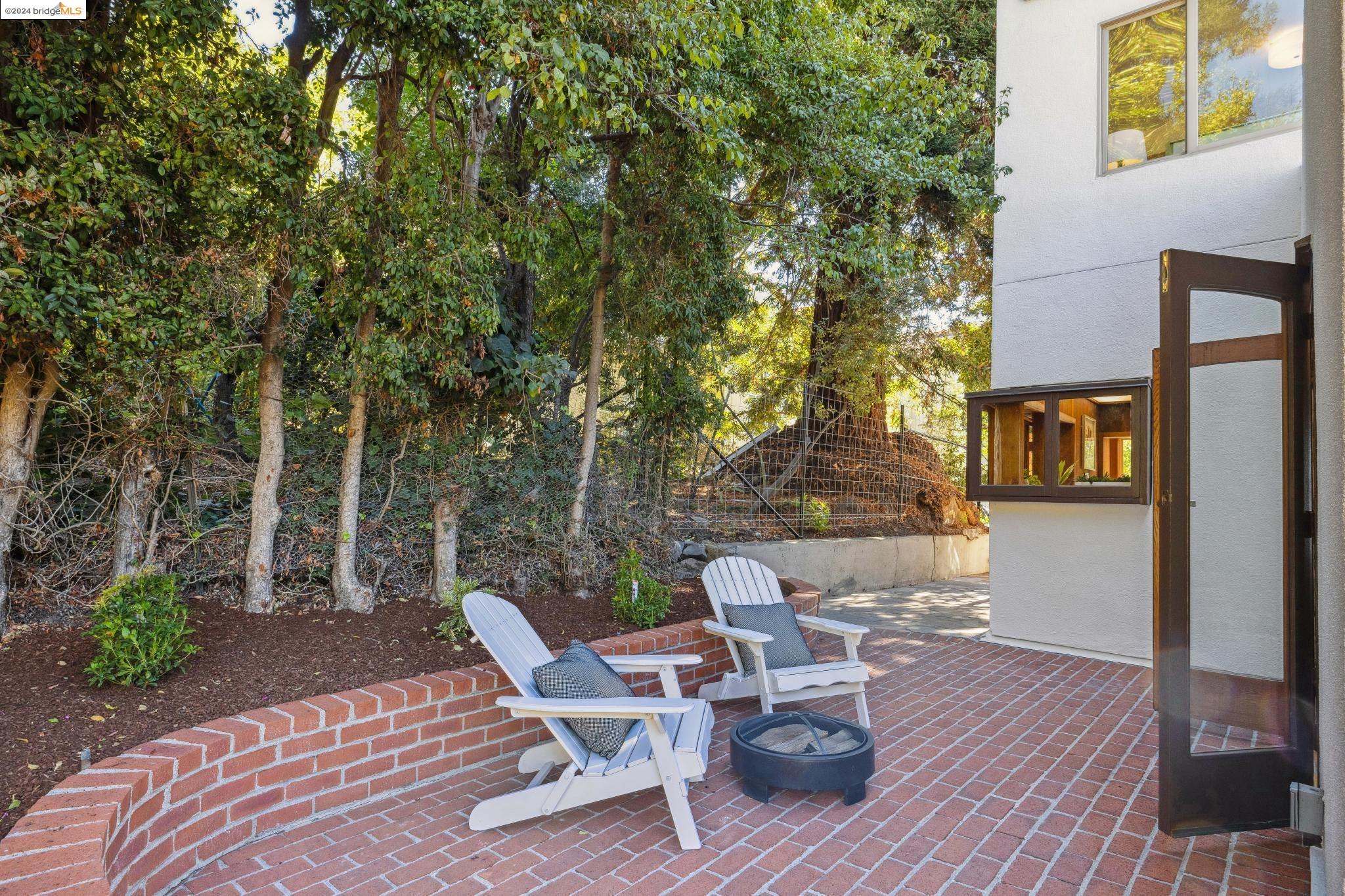 1555 Scenic Ave