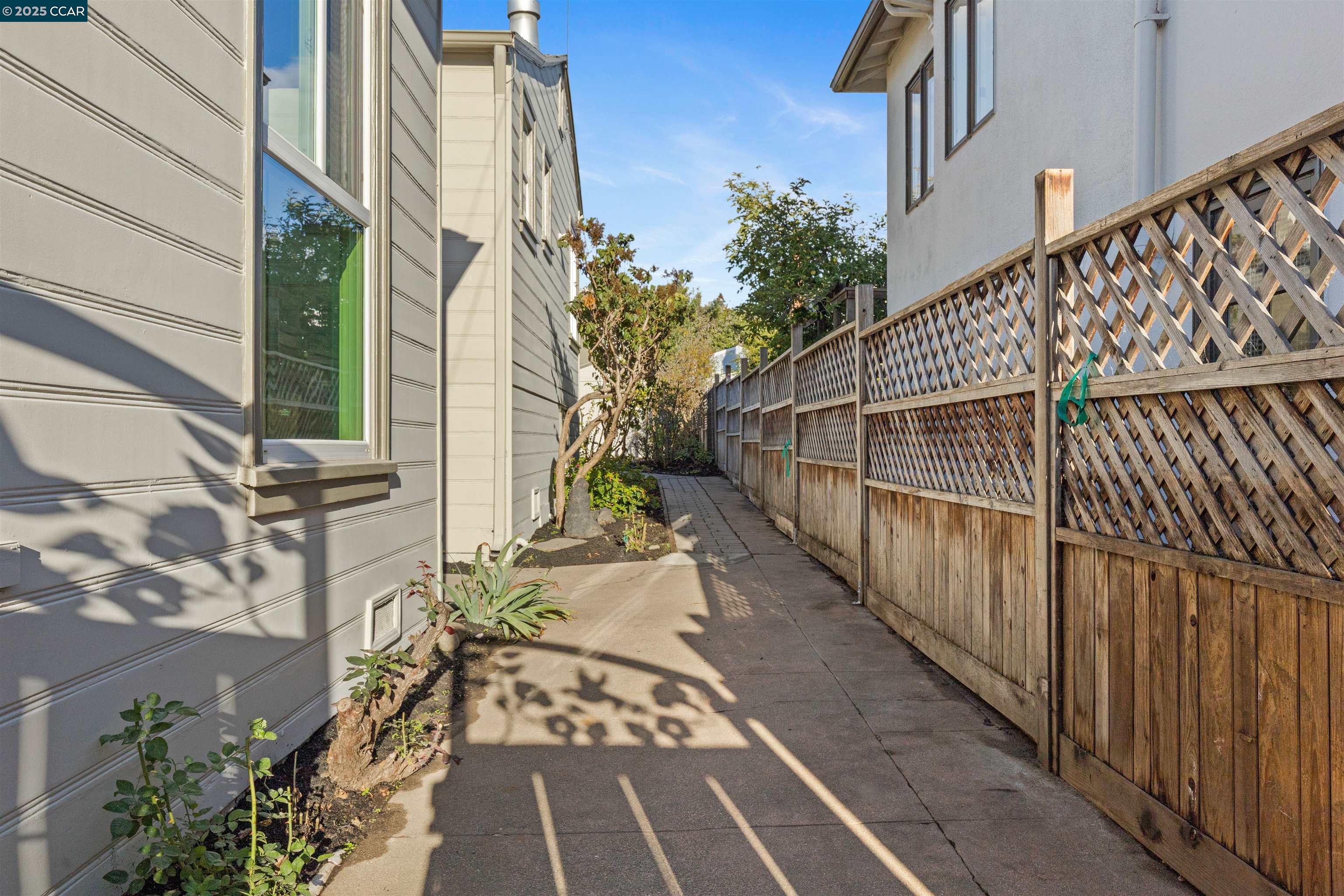 1029 Pomona Ave