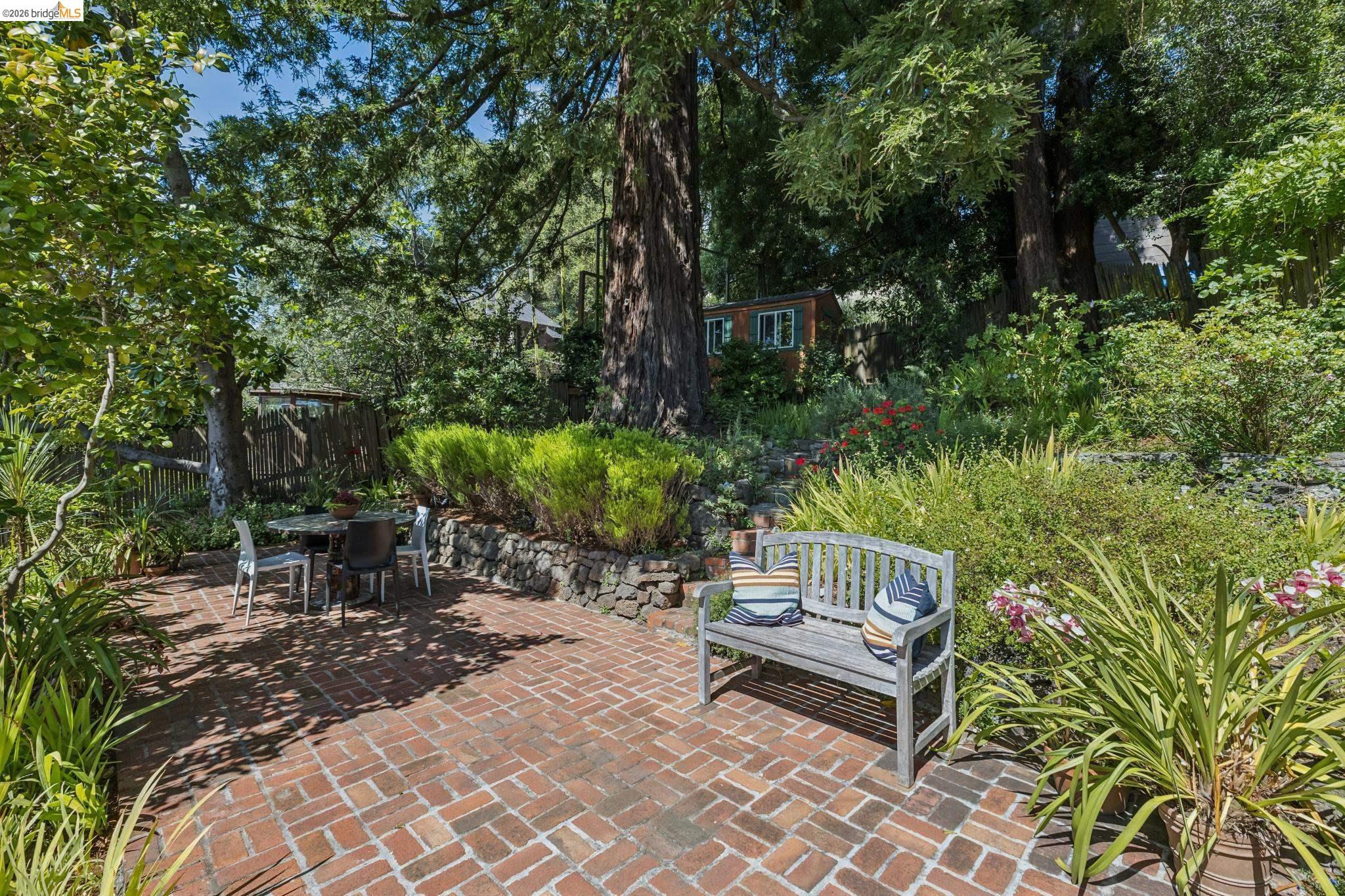 8 Mosswood Rd