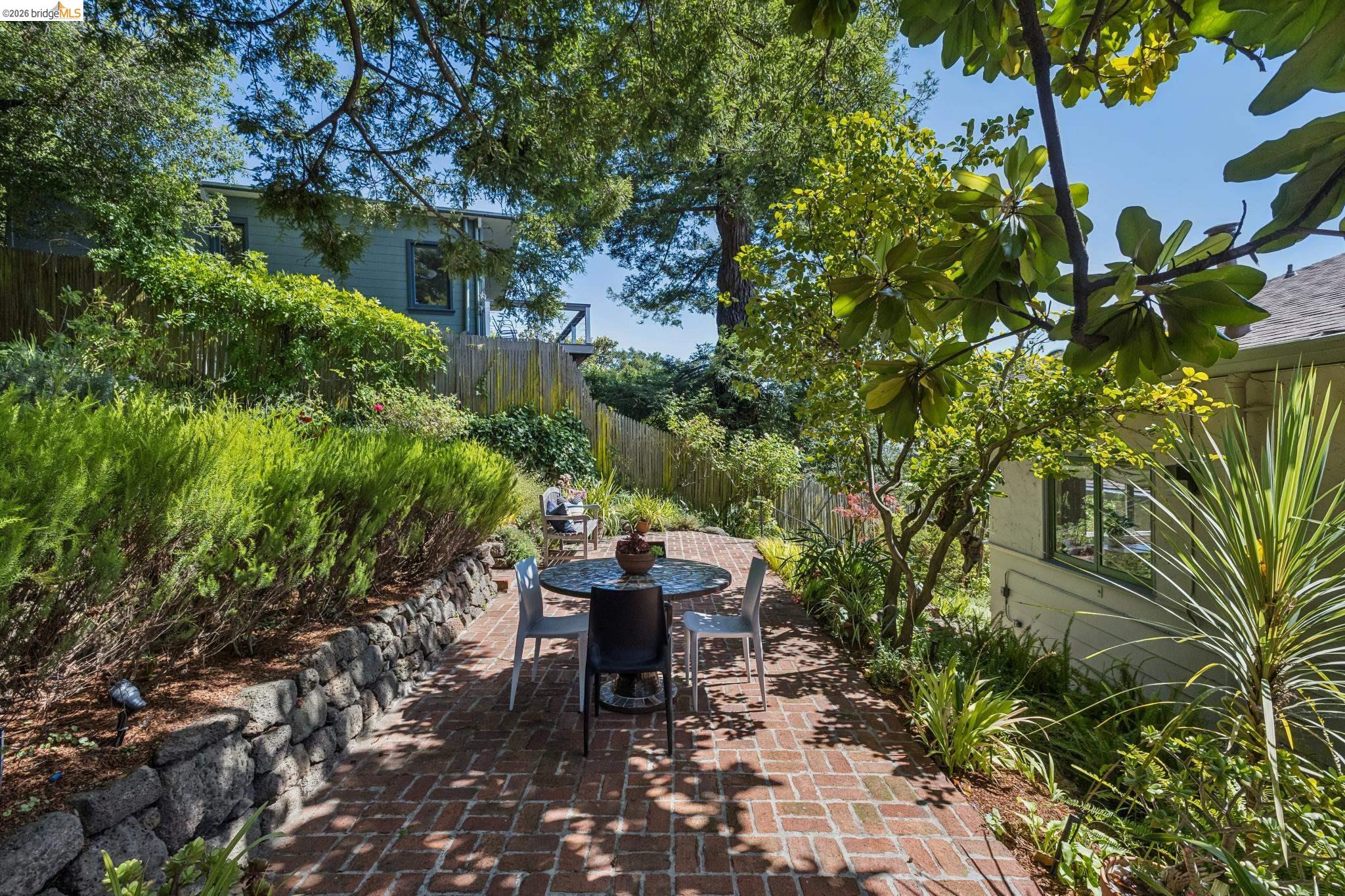 8 Mosswood Rd