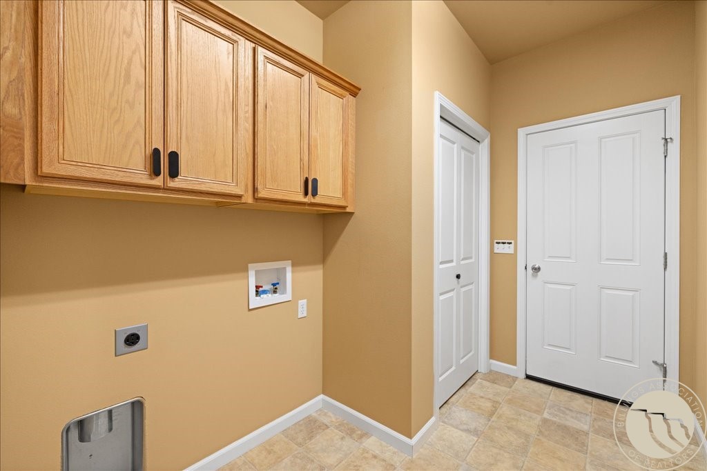 1443 Twin Oaks DRIVE