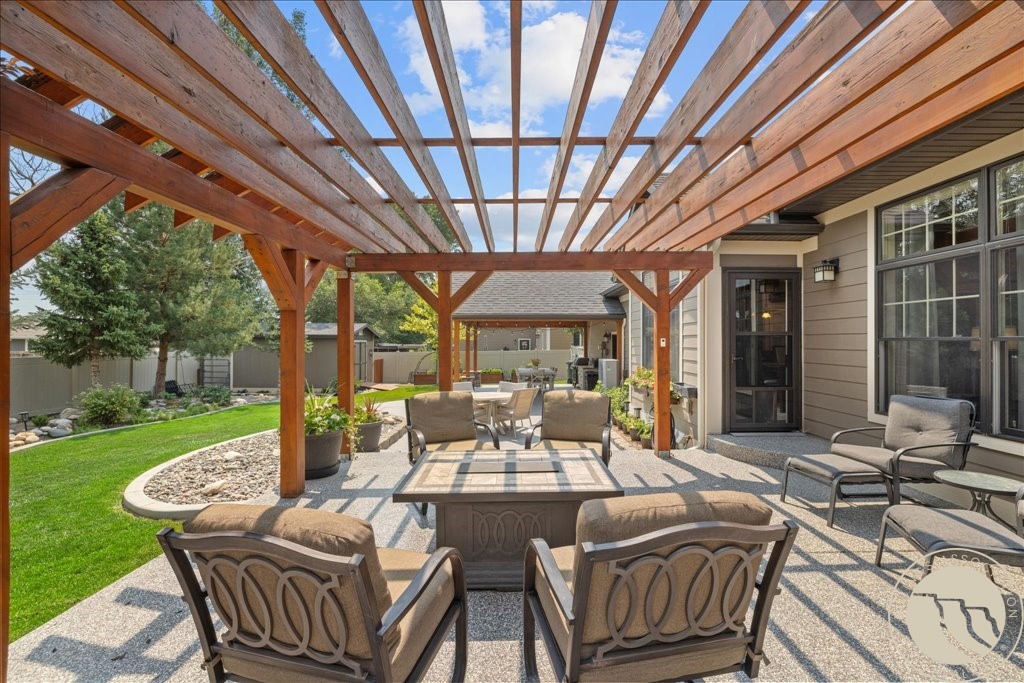 1215 Vineyard Way