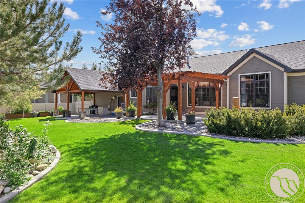 1215 Vineyard Way
