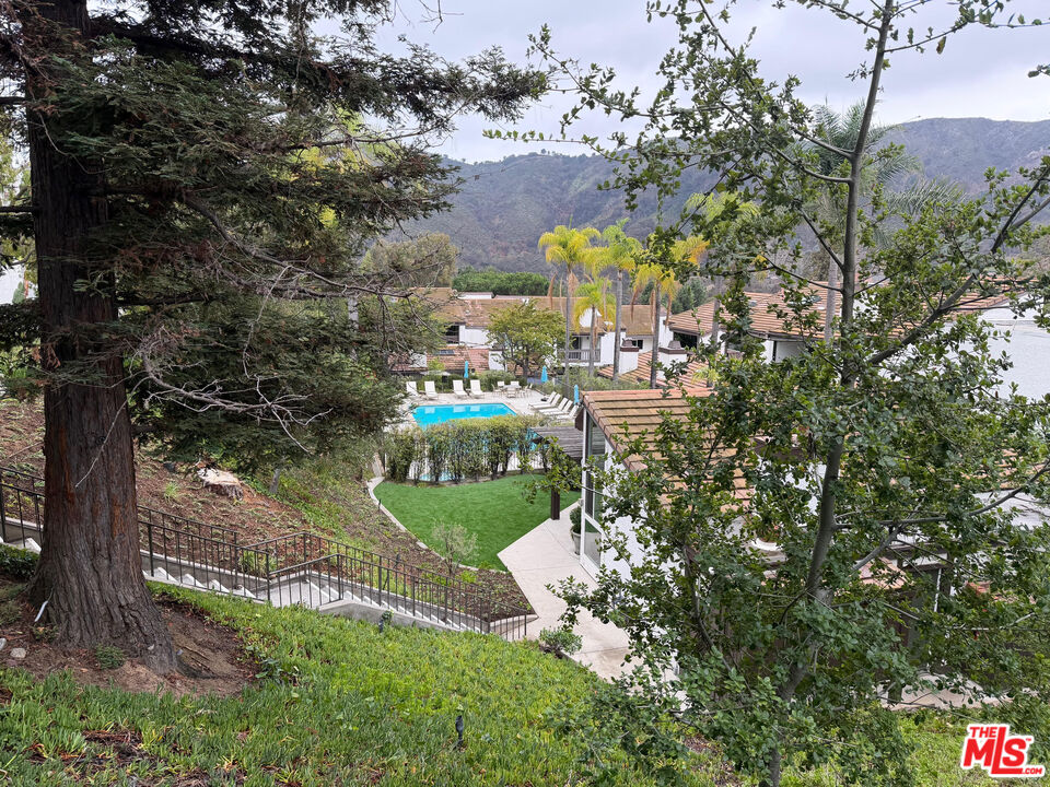 1666 Palisades Dr