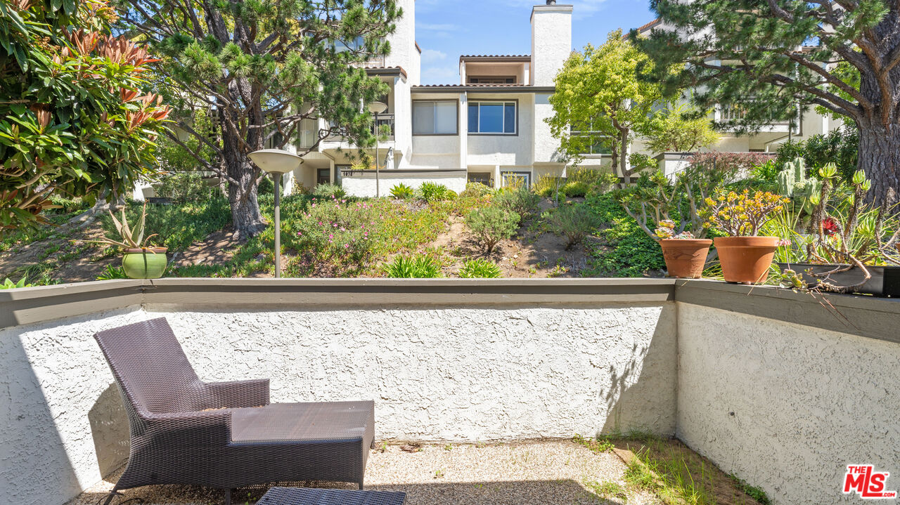 1666 Palisades Dr