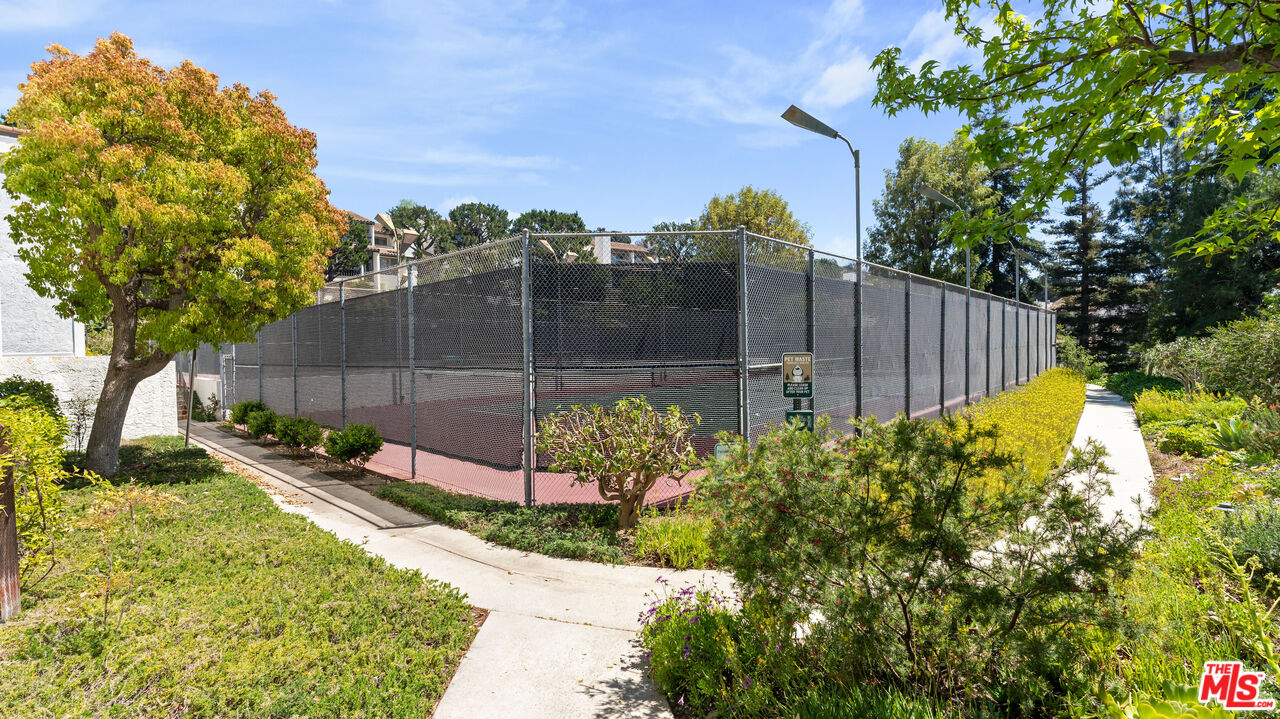 1666 Palisades Dr