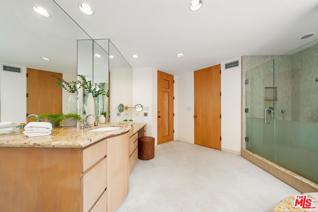 1058 Vista Grande Dr