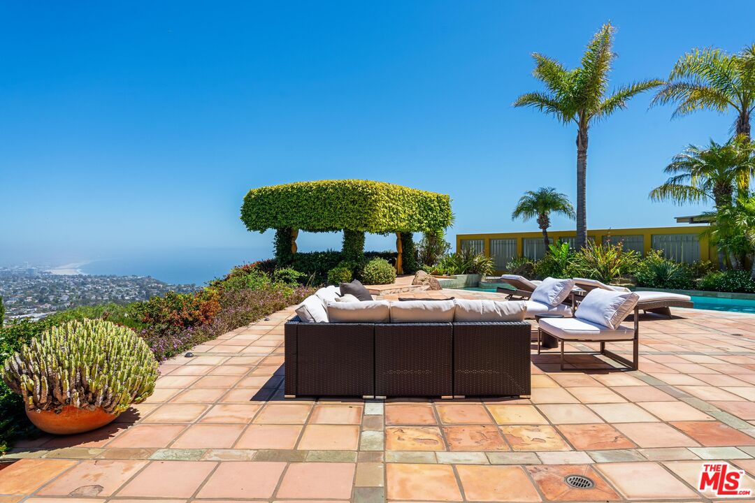 1058 Vista Grande Dr