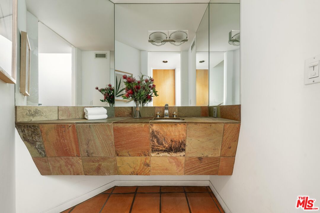 1058 Vista Grande Dr