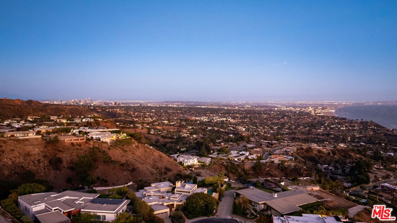 1058 Vista Grande Dr