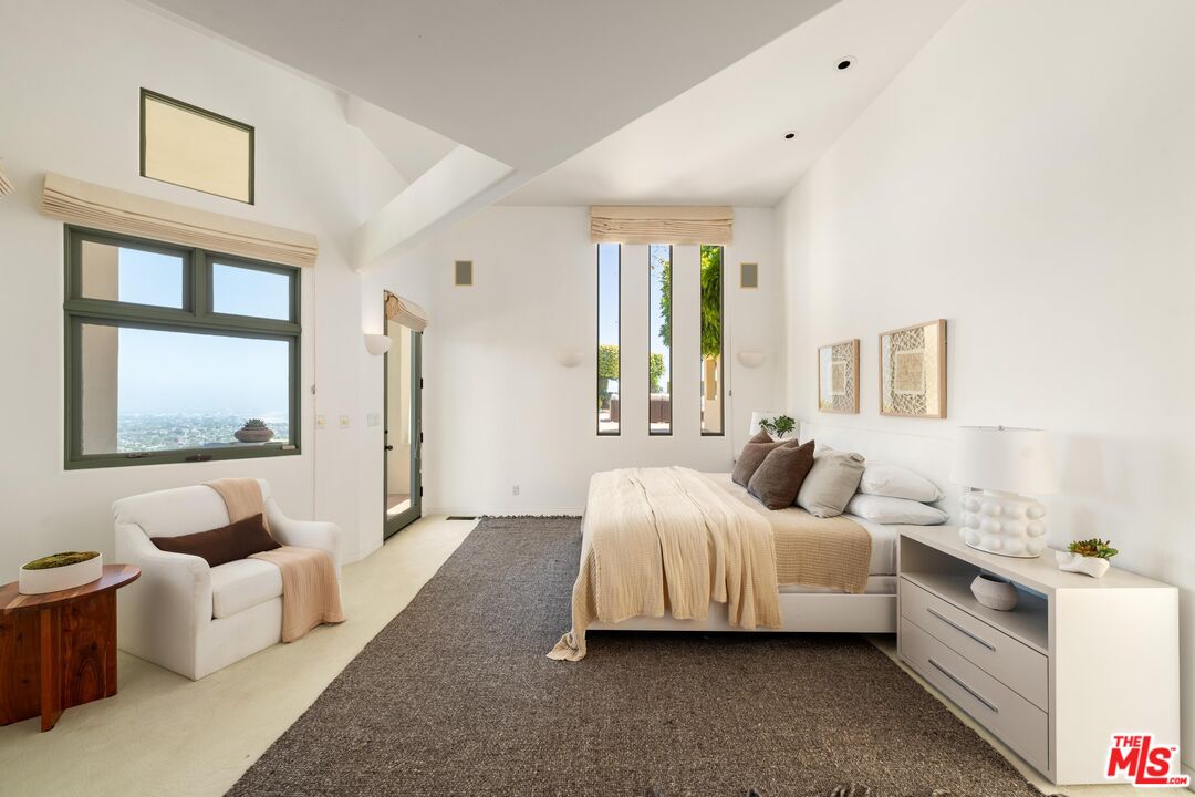 1058 Vista Grande Dr