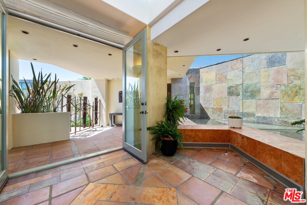 1058 Vista Grande Dr