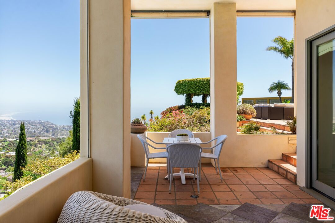 1058 Vista Grande Dr