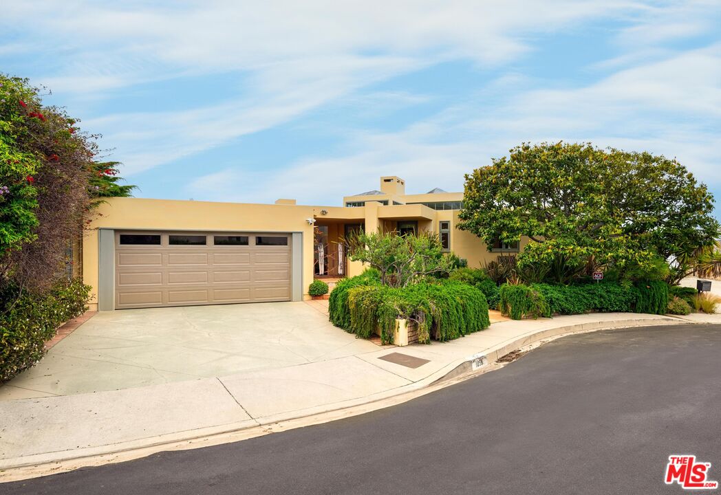 1058 Vista Grande Dr