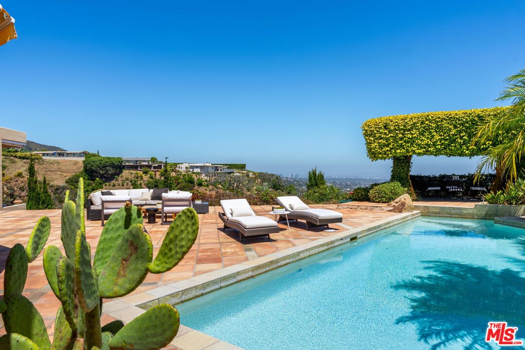 1058 Vista Grande Dr