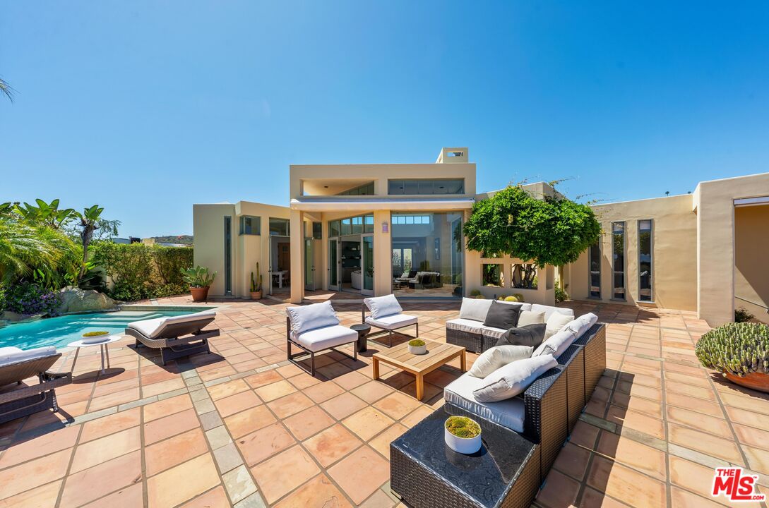 1058 Vista Grande Dr