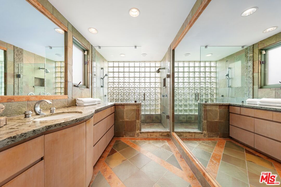 1058 Vista Grande Dr