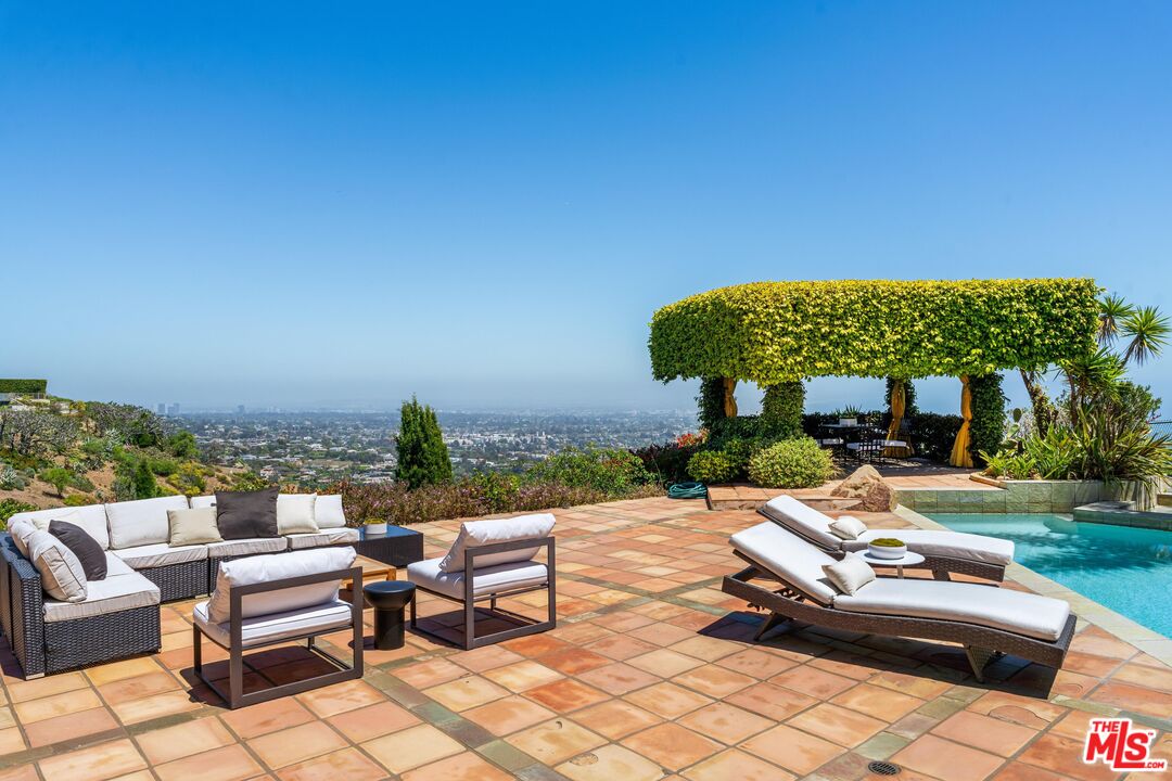 1058 Vista Grande Dr