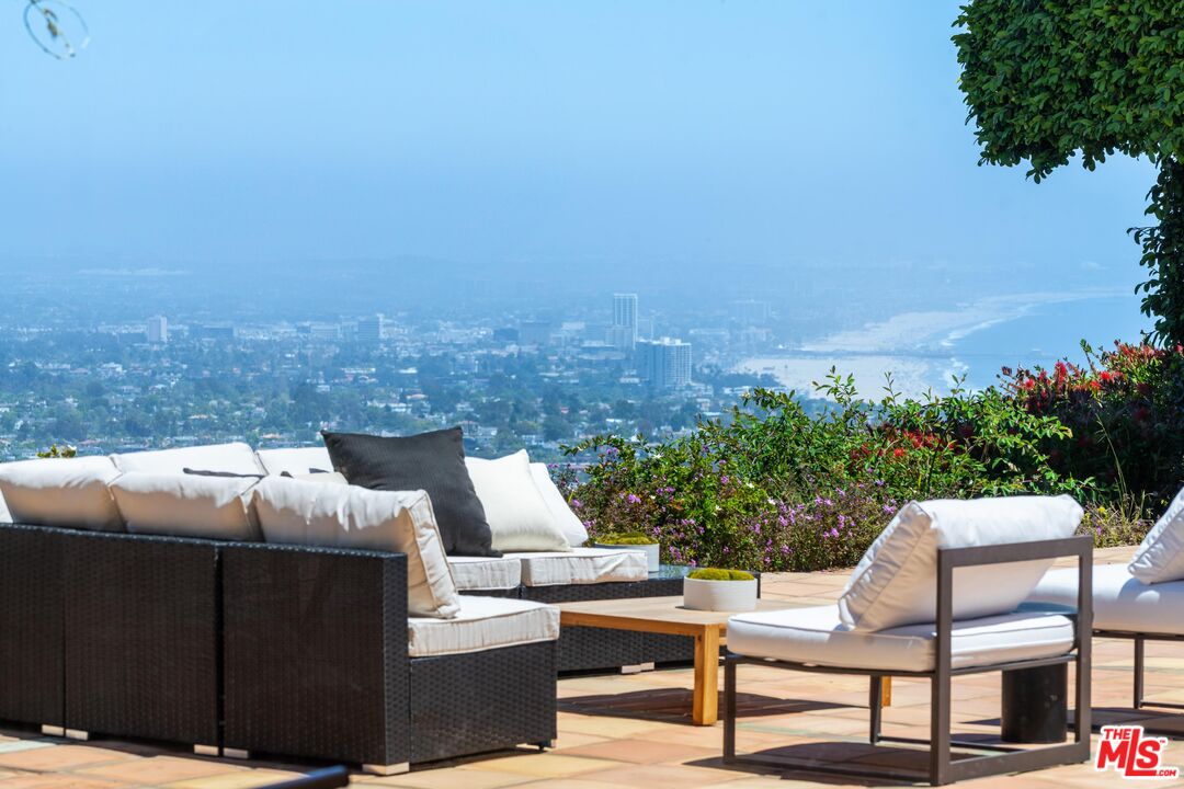 1058 Vista Grande Dr