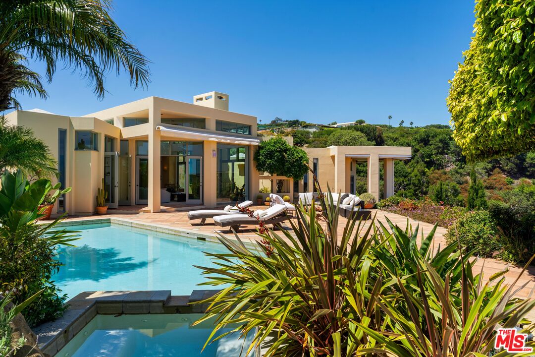 1058 Vista Grande Dr