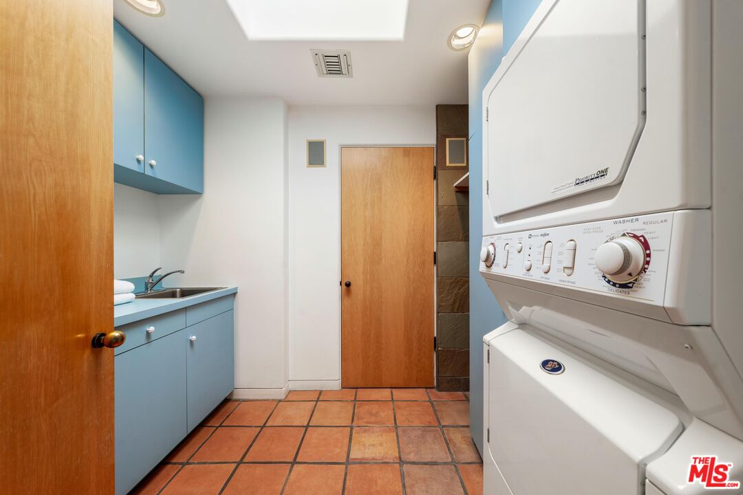 1058 Vista Grande Dr