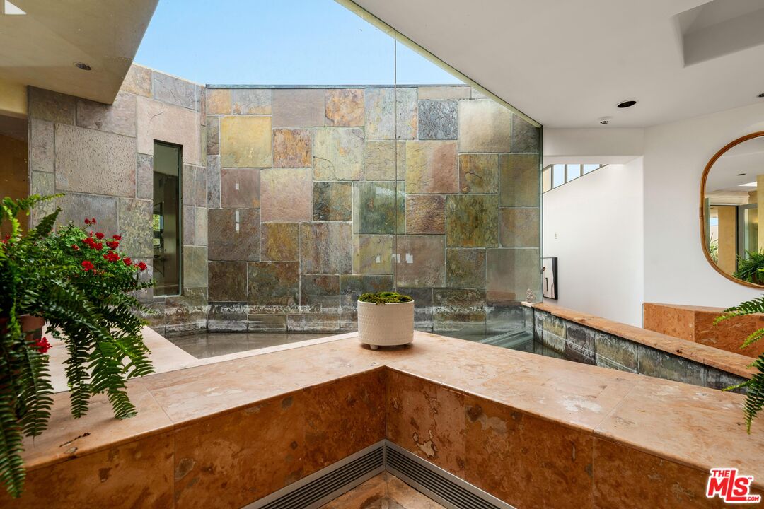 1058 Vista Grande Dr