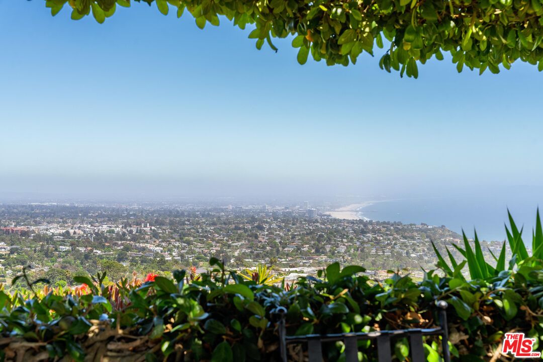 1058 Vista Grande Dr