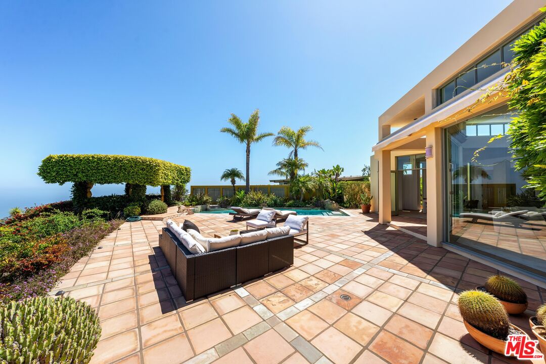 1058 Vista Grande Dr