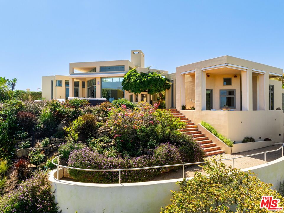1058 Vista Grande Dr