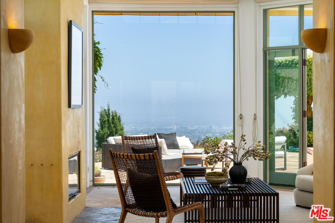 1058 Vista Grande Dr