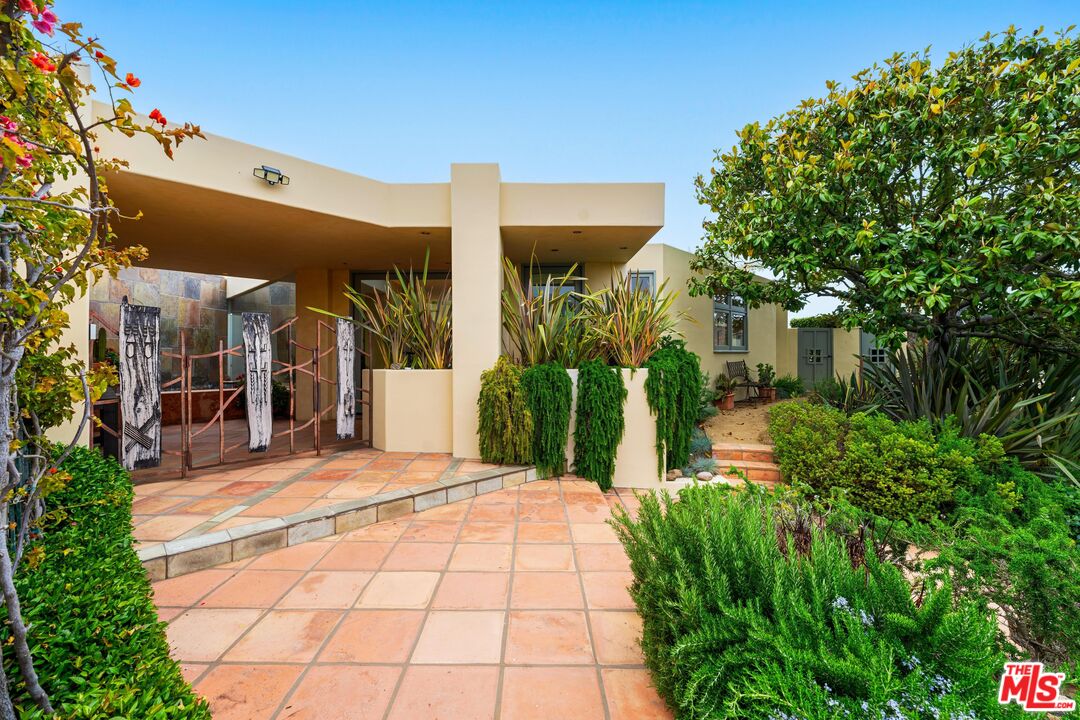1058 Vista Grande Dr