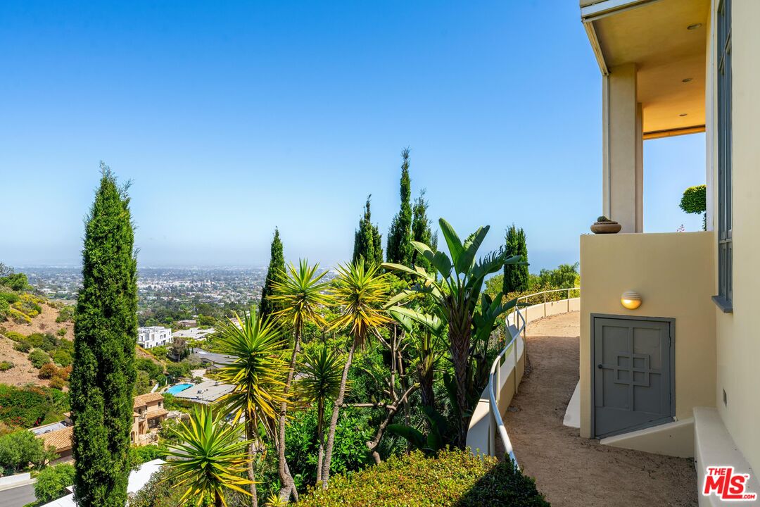 1058 Vista Grande Dr