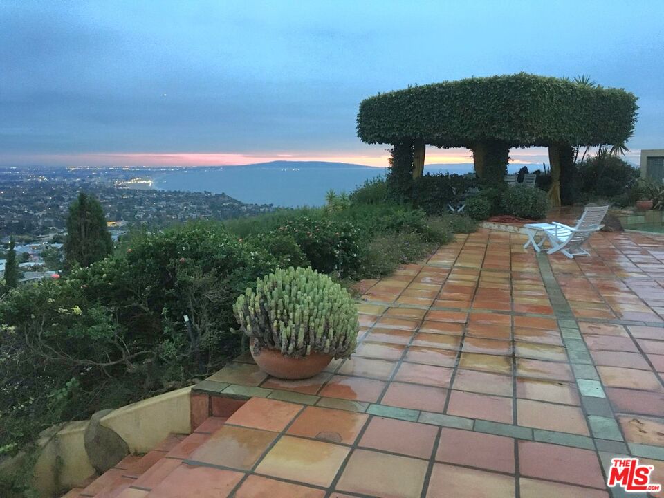 1058 Vista Grande Dr