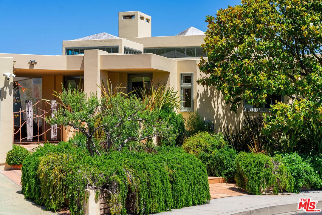 1058 Vista Grande Dr