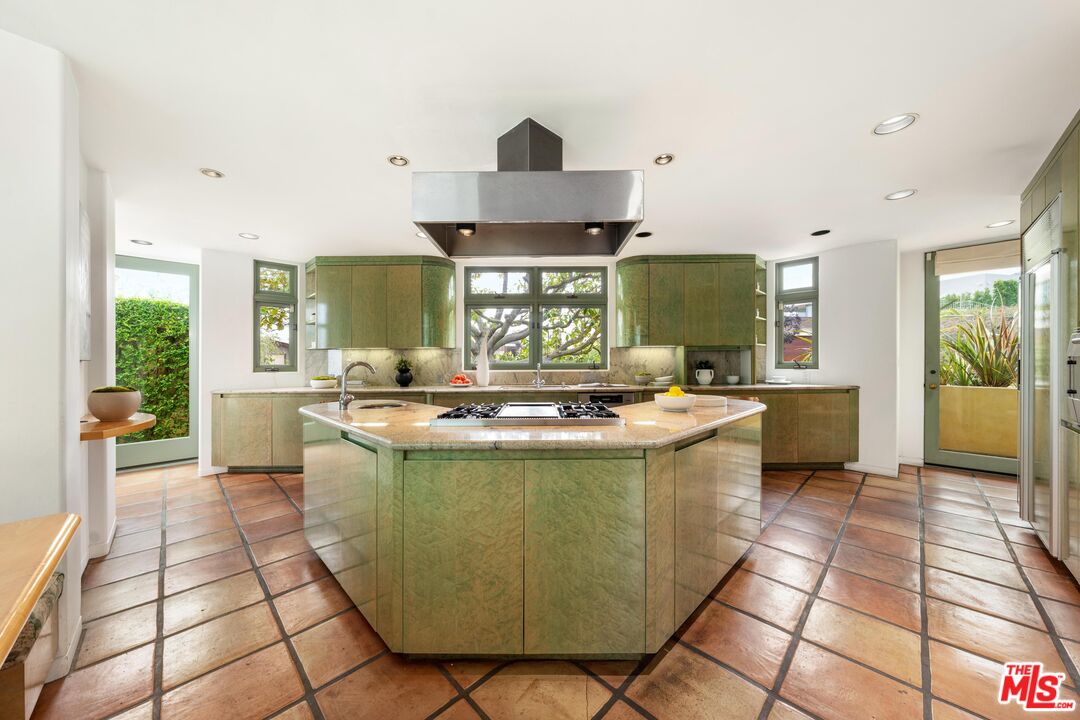 1058 Vista Grande Dr